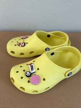 Yellow Crocs Classic Clogs Junior Size J3 Kids 3 With Jibbitz Charms